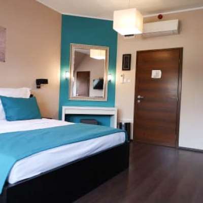Parton Hotel & Bowling 11.