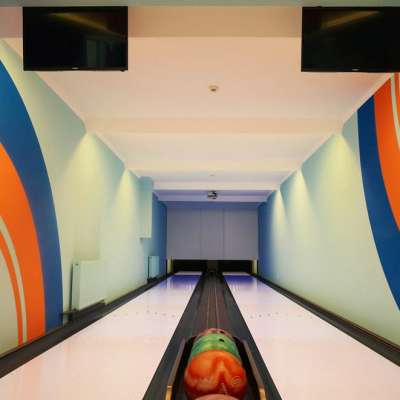 Parton Hotel & Bowling 4.