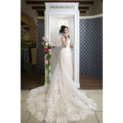 Telefonfülke az Éden Lounge étteremben